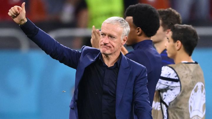Deschamps sigue como entrenador de Francia al menos hasta Qatar