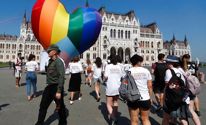 La sociedad civil y la comunidad LGBT+ húngara se rebelan contra ley homófoba