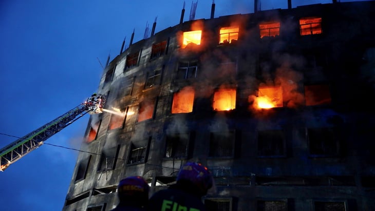 52 muertos por incendio en fábrica de Bangladesh