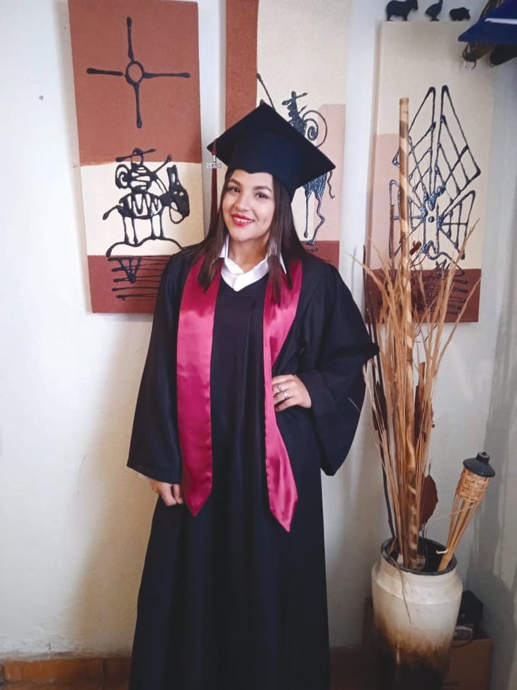 Reyna Naidelyn se gradúa de secundaria