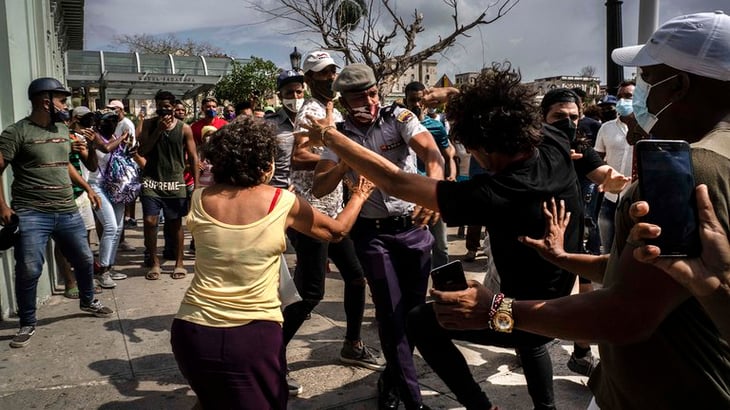 AI reporta represión policiaca, detenciones y militares en las calles en Cuba
