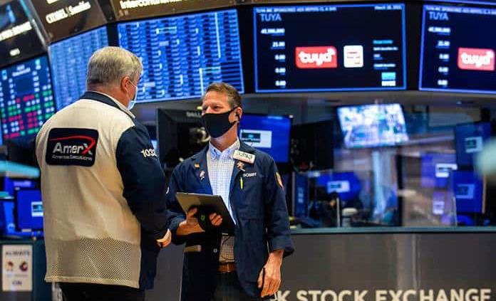 Wall Street cierra con triple récord por segunda jornada consecutiva
