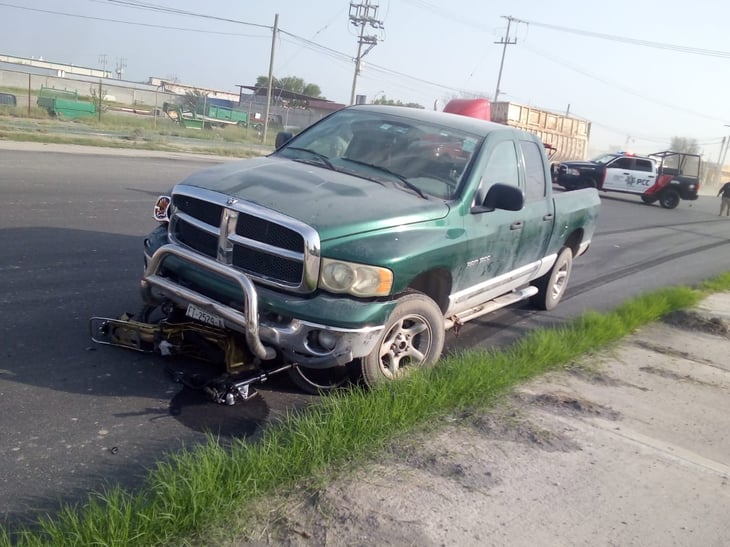 Camioneta impacta a motociclista y lo deja tendido en el pavimento en Frontera