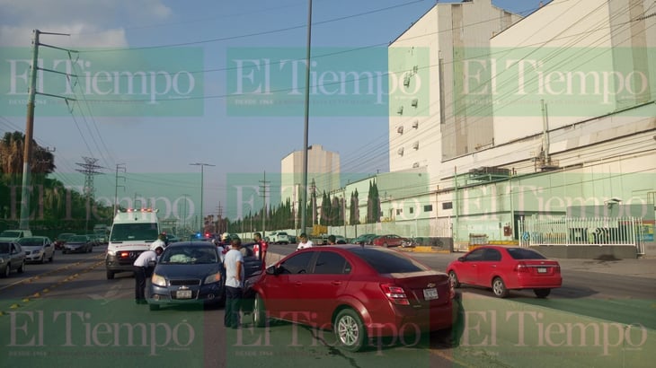Dos automóviles chocan sobre el Bulevar Pape de Monclova