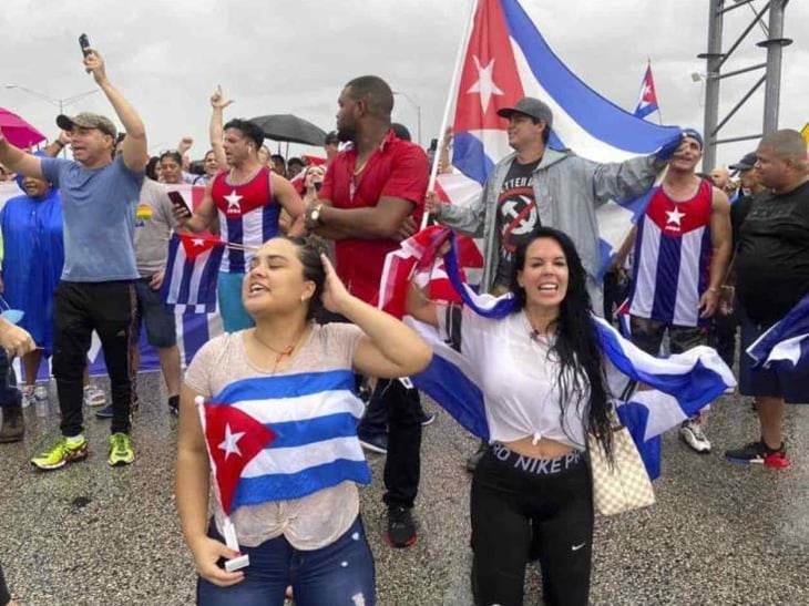 Cubanos de Miami que apoyan protestas en Cuba dejan bloqueo de autopista
