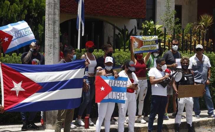 Cubanos protestan ante consulado