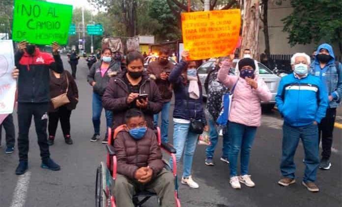 Pacientes del IMSS en sillas de ruedas bloquean Periférico Norte