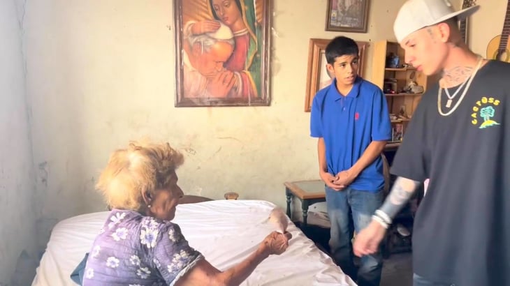 Natanael Cano regala dinero en Sonora