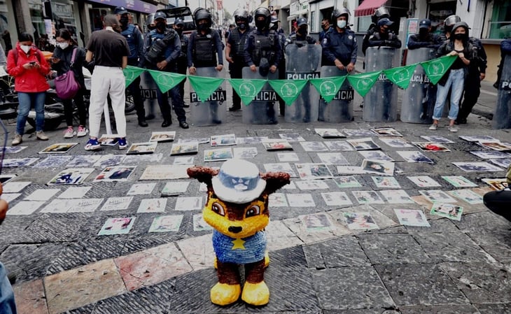 Colectivos se manifiestan contra diputados en Puebla