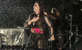 Edith Márquez ofrece concierto en medio de tormenta en la CDMX
