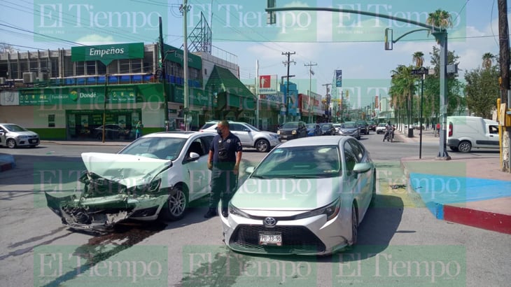 Un conductor omite luz roja de semáforo y termina provocando accidente en Monclova 