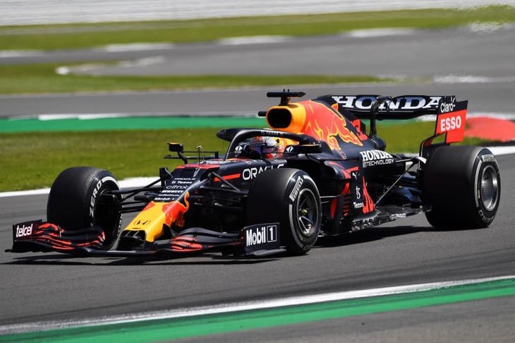Verstappen gana el sprint en casa de Hamilton y Alonso brilla en el estreno