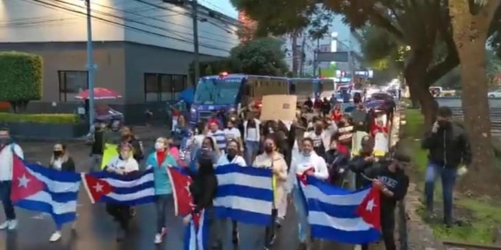 Manifestantes en Embajada de Cuba en México muestran solidaridad con la isla
