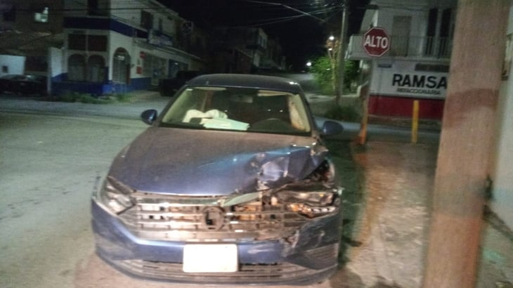 Conductor abandona vehículo en Monclova tras chocar con un arbotante