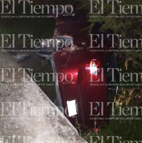 Un vehículo terminó volcado en la colonia Ramos Arizpe de Monclova