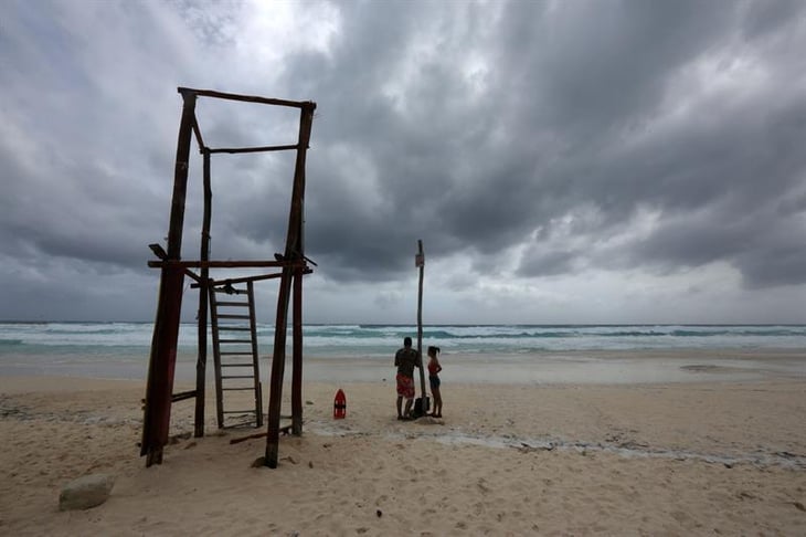 Huracán Felicia se debilita a categoría 3 y se aleja más de costas mexicanas