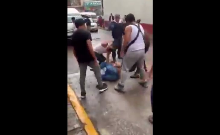 Pasajeros bajan a golpes a asaltante de combi en Nicolás Romero