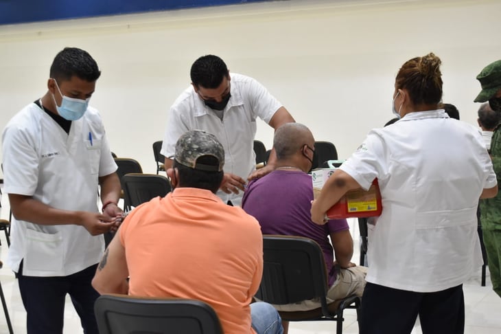 400 obreros de 30-39 años esperan la vacuna en AHMSA 2