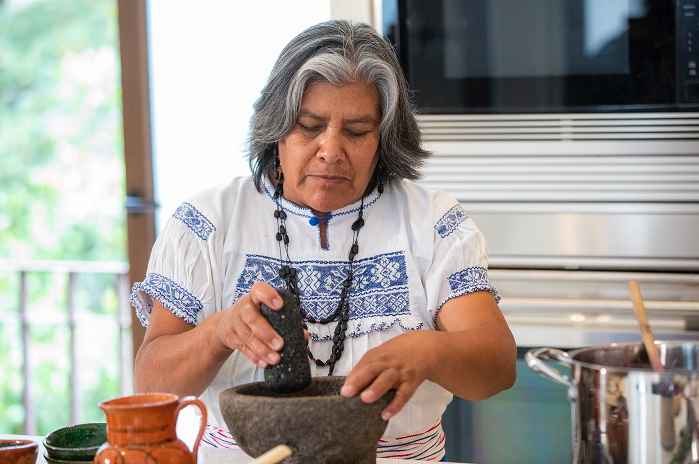 Cocinera indígena gana concurso '¿A qué sabe la Patria?' de platos mexicanos