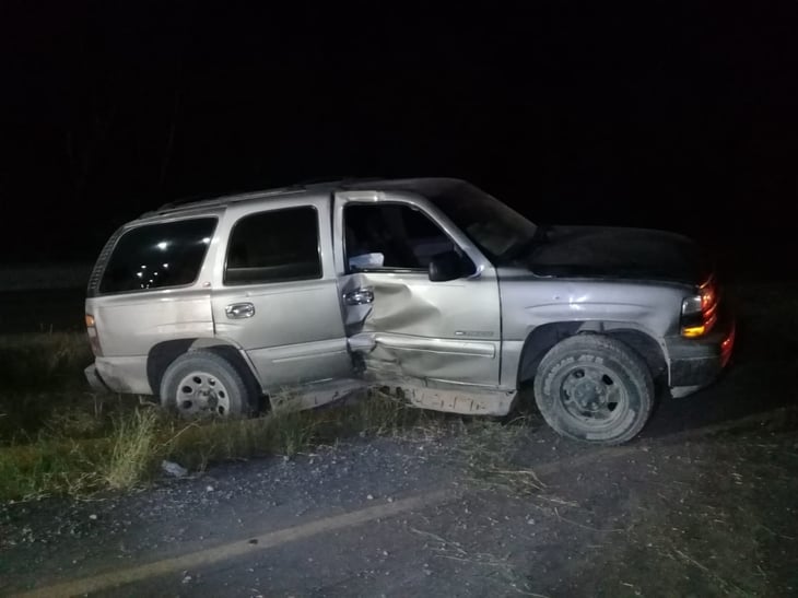 Una camioneta se impacta contra poste y lo derriba en la carretera 30 de Coahuila 