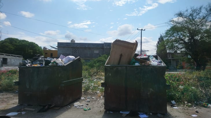 Los contenedores de basura están a reventar en la colonia El Pueblo de Monclova