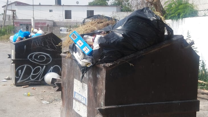 Los contenedores de basura hasta ‘el tope’ en la calle 2 de abril.