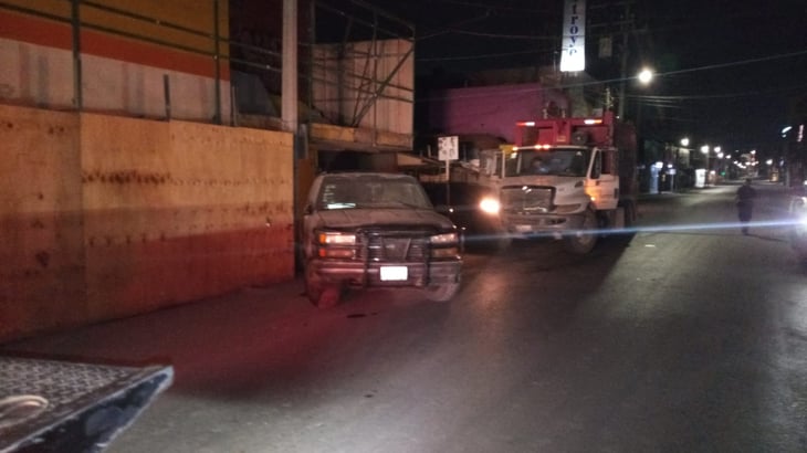 Camión de basura choca contra auto estacionado en Monclova 