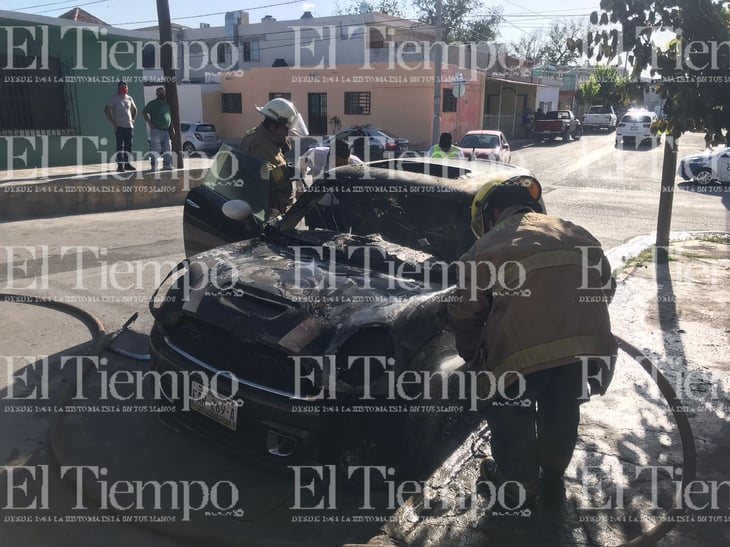 Auto se incendia en la colonia El Pueblo de Monclova 