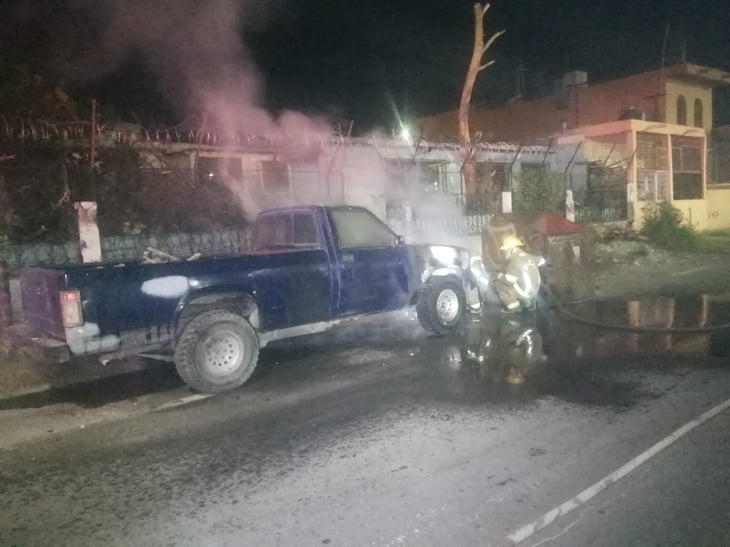 Camioneta se incendia en la Av. Constitución en Monclova
