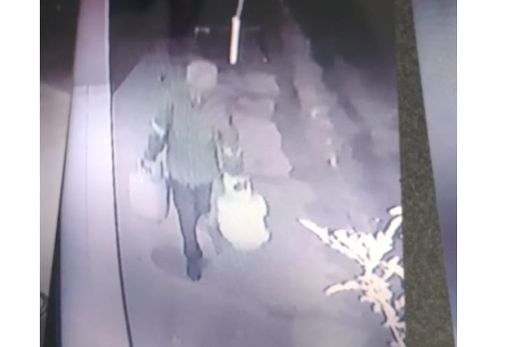 Ladrón roba dentro de negocio de Monclova y es captado por cámaras de seguridad 
