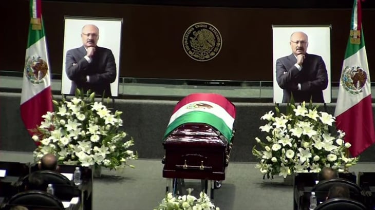 Realizan homenaje de cuerpo presente a René Juárez Cisneros en Diputados