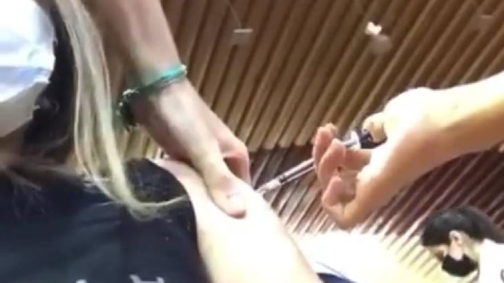 Enfermera simula por “error” vacunar a una joven en Culiacán