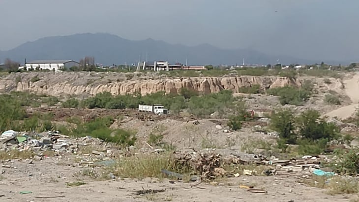 5 camiones siguen tirando escombro  y basura al río Monclova