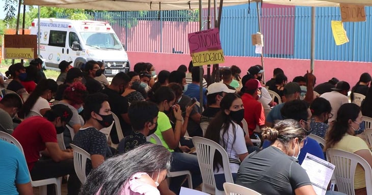 Los jóvenes abarrotan centro de vacunación en Mazatlán; quieren certificado para ir a antros