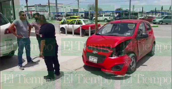 Fuerte choque entre dos vehículos deja cuantiosos daños materiales en Monclova 
