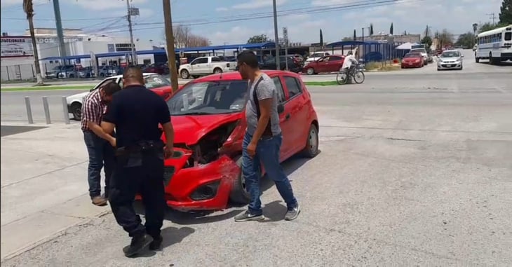 Choque entre dos automóviles arroja cuantiosos daños materiales 