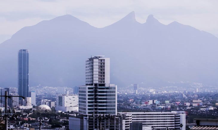 Expertos demandan controlar emisiones contaminantes en Monterrey