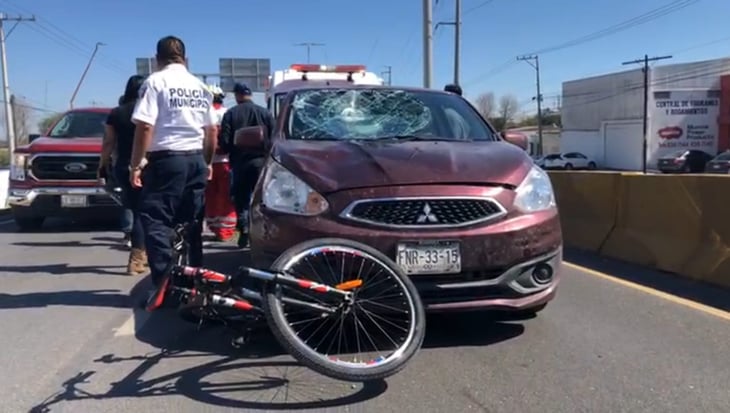 Un ciclista terminó gravemente lesionado al ser arrollado por un automóvil en Monclova 