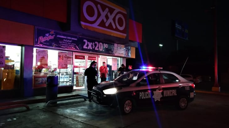 Ladrón asalta con arma blanca tienda de conveniencia y se lleva costoso celular en Monclova 