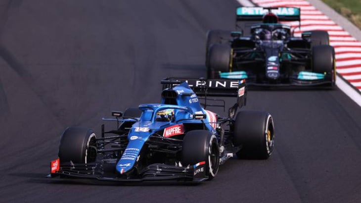 Vettel, descalificado: Sainz al podio; Alonso es cuarto y Hamilton más líder
