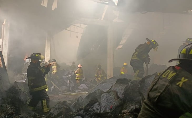 Sofocan incendio en fábrica de colchones de Tlalnepantla