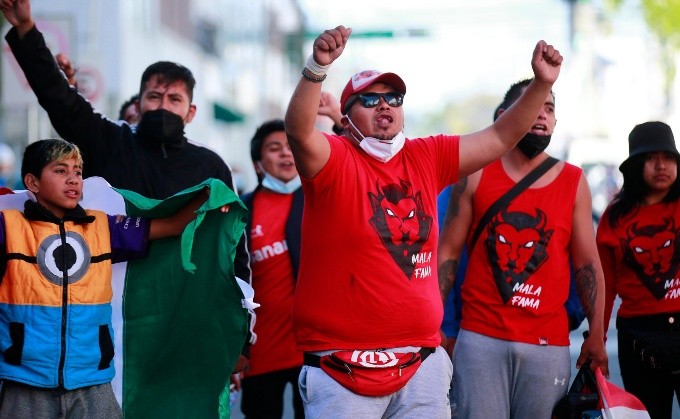 Aficionados son retirados del Toluca-Tigres por grito homofóbico