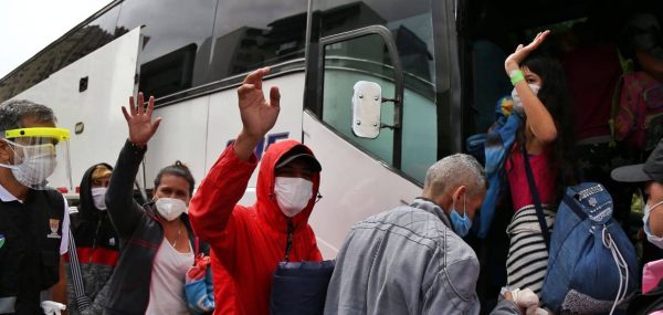 Más de 800 de los 4,000 desplazados en Colombia deciden regresar a sus casas