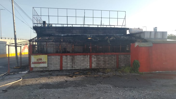 Un negocio de carnitas terminó envuelto en llamas en Monclova 