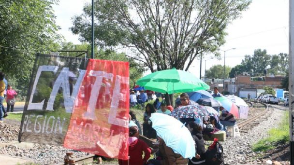 Los maestros de la CNTE bloquean vías  del tren, exigen pago 