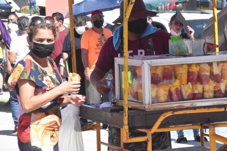 Vendedores ambulantes aprovechan centros de vacunación para subir sus ventas en Monclova 