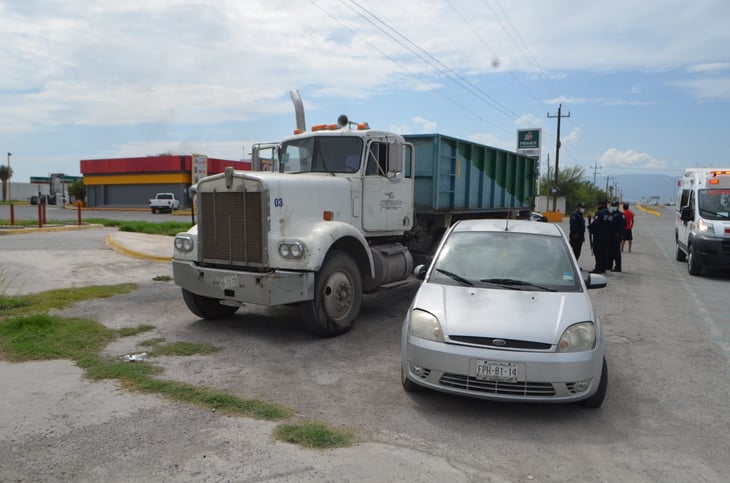 Un camión quita derecho de vía y se lleva de encuentro a vehículo sobre la carretera 30 de Coahuila 
