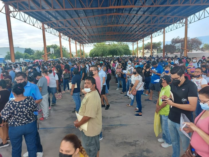 Multitudes se arriesgan ante las inclemencias del tiempo en Monclova 