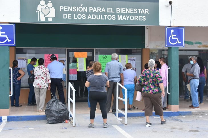 Adultos mayores reclaman pensiones del Bienestar en Monclova 