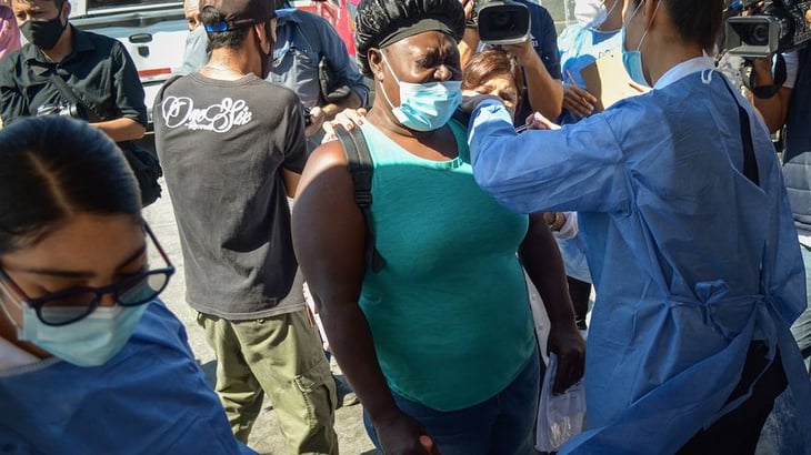 Migrantes que acampan en ciudad mexicana de Tijuana reciben vacuna anticovid